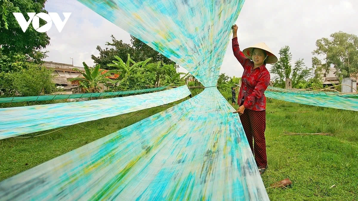 HA Nam Silk Weaving