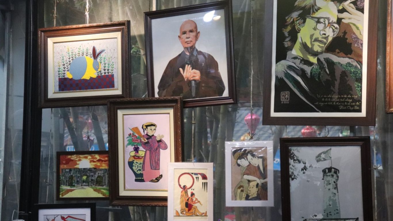 In addition, the Vụn Art Cooperative has been established here, with many products recognized as 4-star OCOP products, providing income for people with disabilities by using scraps of silk fabric to create silk paintings for export abroad.